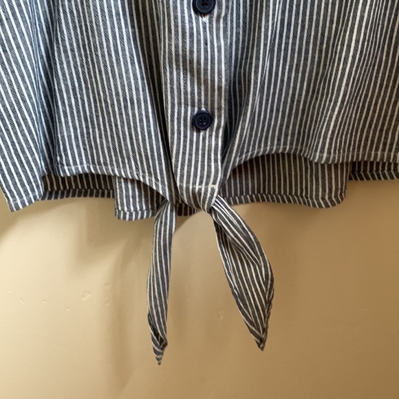 Time and Tru, small black/white stripe button down short sleeve tie bottom top - Picture 3 of 8